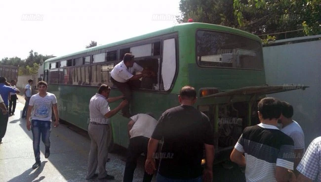 В Баку пассажирский автобус врезался в 