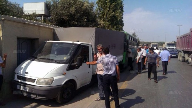 В Баку пассажирский автобус врезался в 