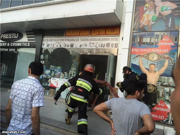 В Баку в торговом центре произошел пожар