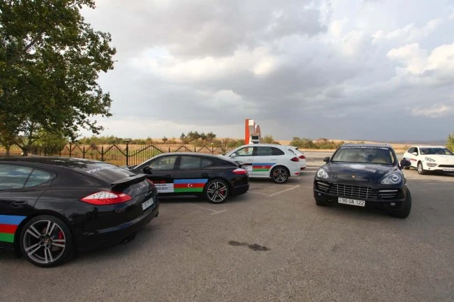 В Шамахе прошел ежегодный автопробег машин марки Porsche