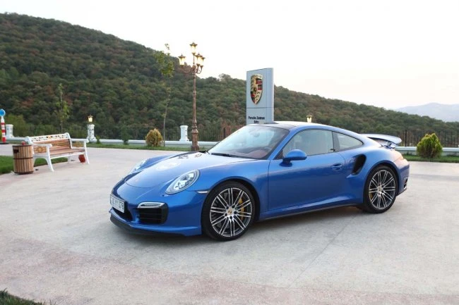 В Шамахе прошел ежегодный автопробег машин марки Porsche