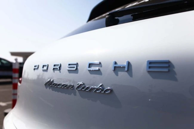 В Шамахе прошел ежегодный автопробег машин марки Porsche