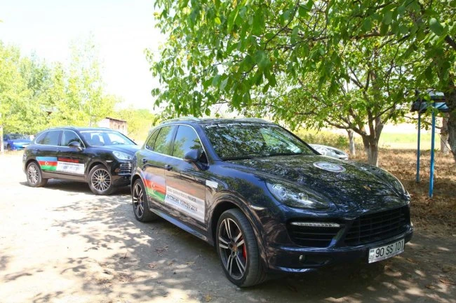 В Шамахе прошел ежегодный автопробег машин марки Porsche