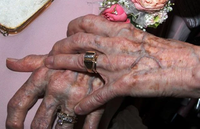 90-летние лесбиянки оформили брак