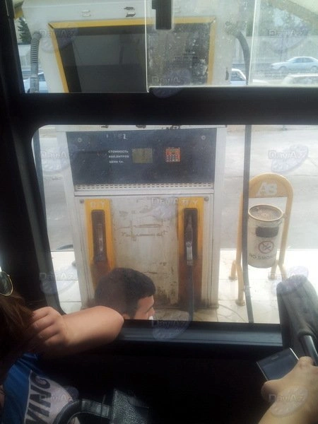 В Баку водитель автобуса подвергает опасности жизни пассажиров