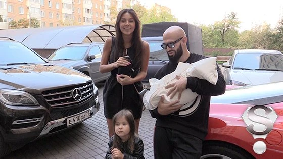 Рэпер Джиган забрал новорожденную дочь из роддома