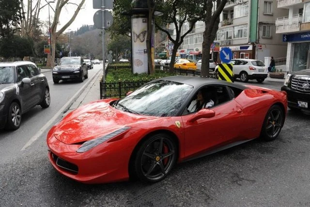 Азербайджанский бизнесмен одолжил турецкой певице Ferrari