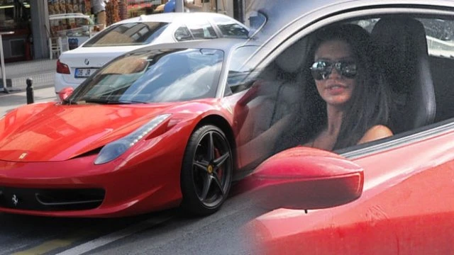 Азербайджанский бизнесмен одолжил турецкой певице Ferrari