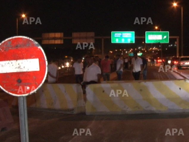В Баку автомобиль врезался в бетонное ограждение, есть погибший