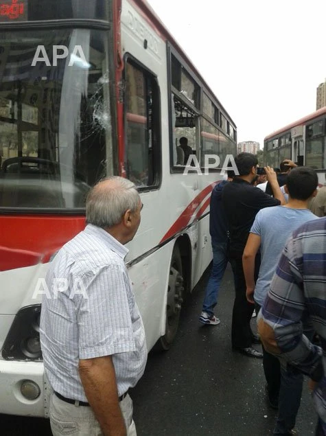 В Баку, устроив гонки, столкнулись пассажирские автобусы