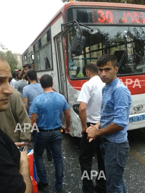 В Баку, устроив гонки, столкнулись пассажирские автобусы