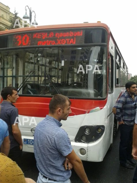 В Баку, устроив гонки, столкнулись пассажирские автобусы