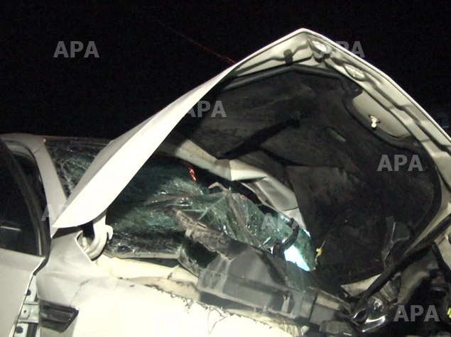 В Баку автомобиль врезался в автобус, есть пострадавшие