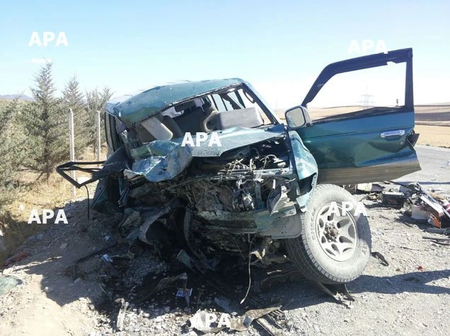 В Азербайджане попал в ДТП автомобиль свадебного кортежа, есть погибшие