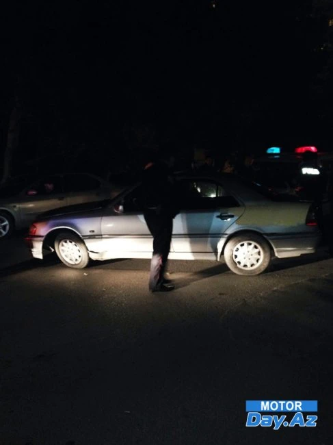 В Баку, уходя от погони полиции, водитель совершил ДТП