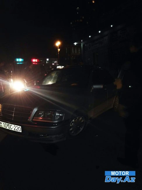 В Баку, уходя от погони полиции, водитель совершил ДТП