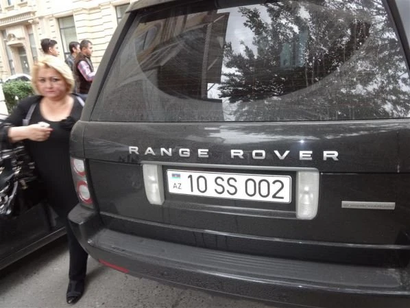 В центре Баку Range Rover столкнулся с Renault Clio