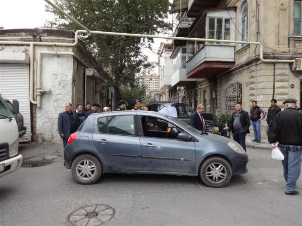 В центре Баку Range Rover столкнулся с Renault Clio