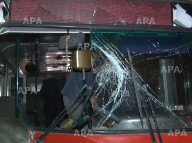 На дороге Баку-Сумгайыт автобус врезался в мост, есть пострадавшие