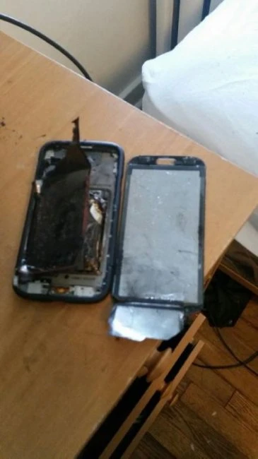 Смартфон Samsung Galaxy S4 взорвался и ранил владельца