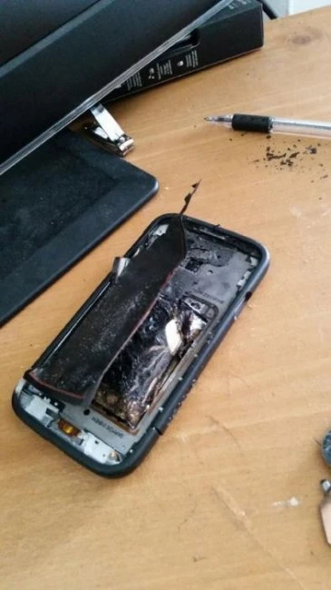 Смартфон Samsung Galaxy S4 взорвался и ранил владельца
