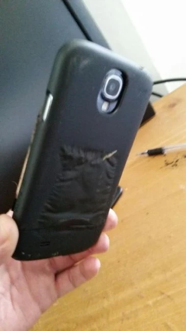 Смартфон Samsung Galaxy S4 взорвался и ранил владельца