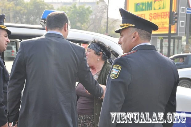 В центре Баку женщина перерезала себе горло