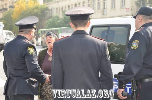 В центре Баку женщина перерезала себе горло