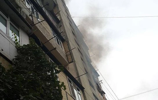 В Баку горит жилое здание