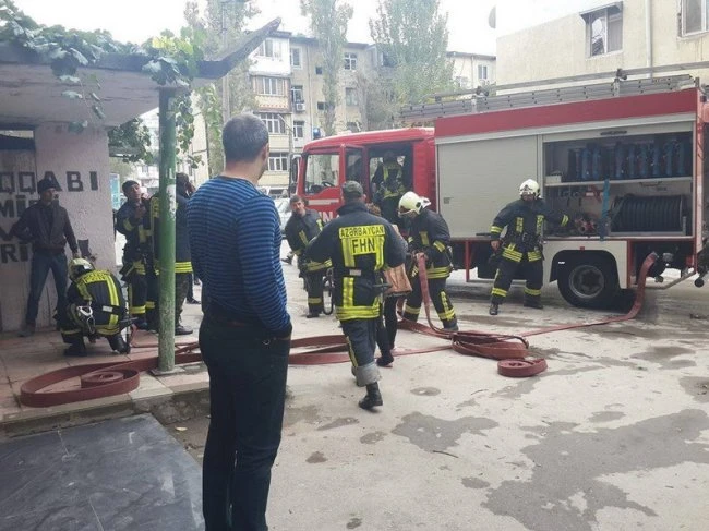 В Баку горит жилое здание