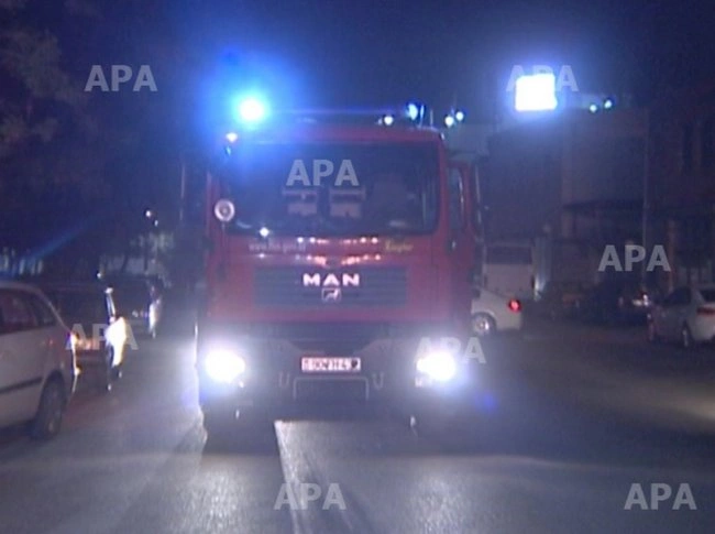 В Баку автомобиль врезался в ограждение моста