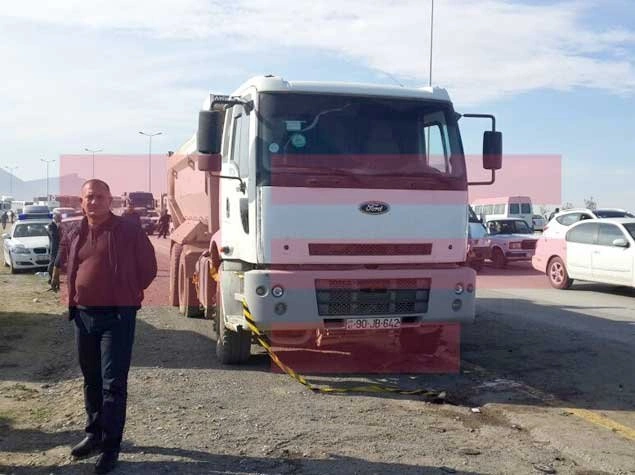 В Баку пассажирский микроавтобус врезался в грузовик