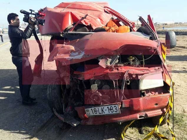 В Баку пассажирский микроавтобус врезался в грузовик