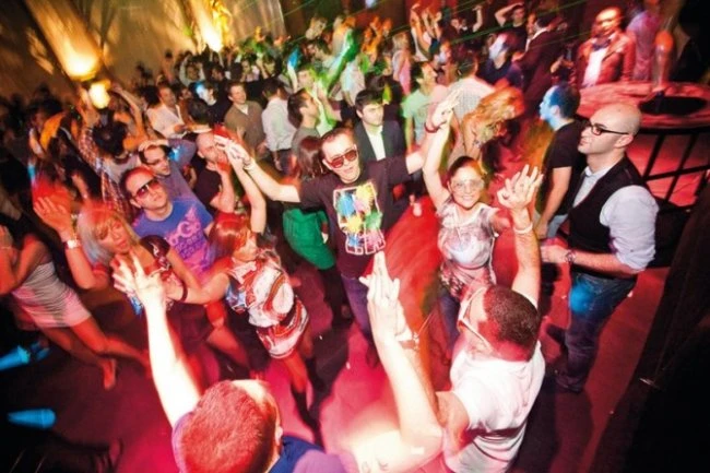 В Баку сносится один из самых известных клубов «Hezz Club»