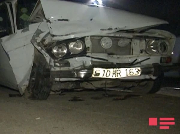 В Баку столкнулись автомобили, после чего водители подрались