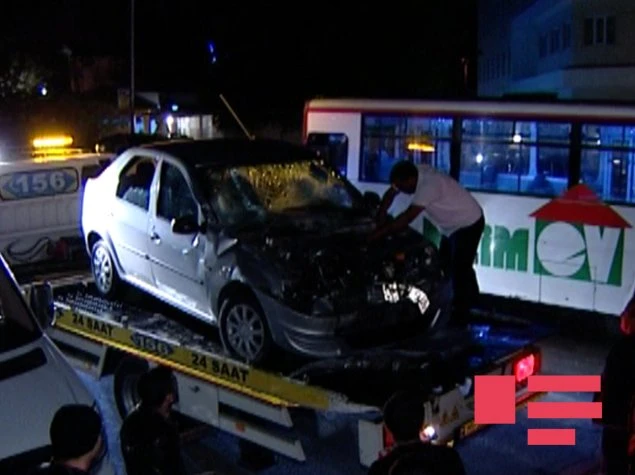 В Баку автомобиль врезался в автобус