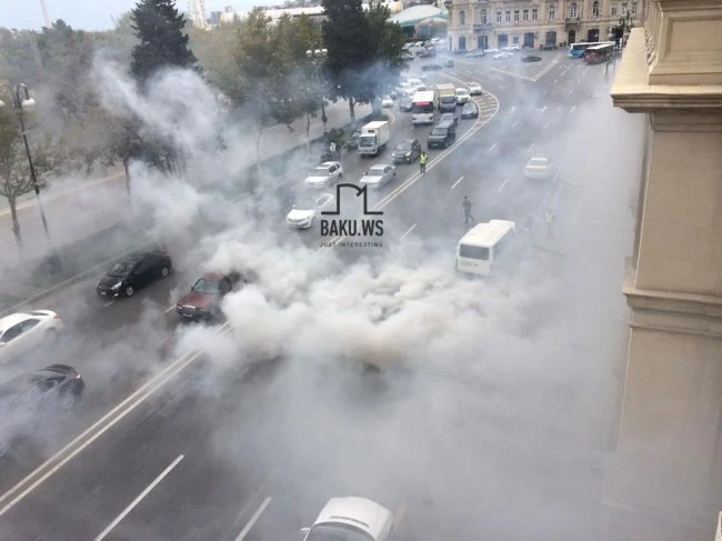 В центре Баку сгорела машина