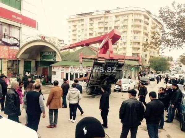 В Баку опрокинулся автокран