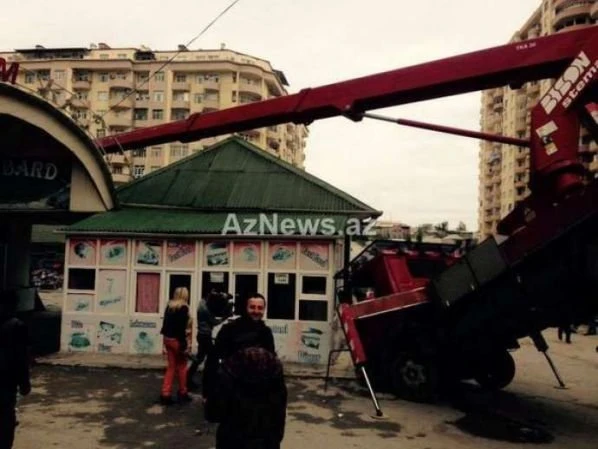 В Баку опрокинулся автокран