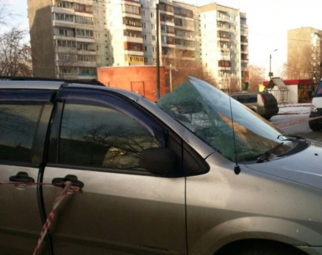 В Красноярске на автомобиль упала 250-килограммовая плита