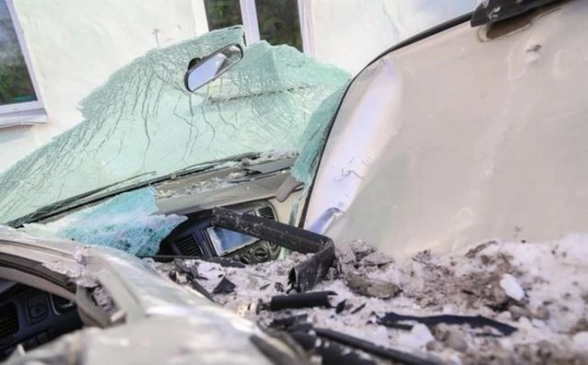 В Красноярске на автомобиль упала 250-килограммовая плита