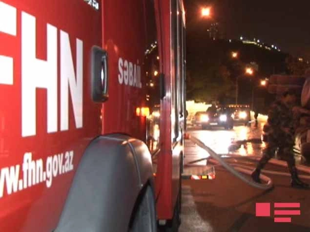 В Баку перевернулась бетономешалка