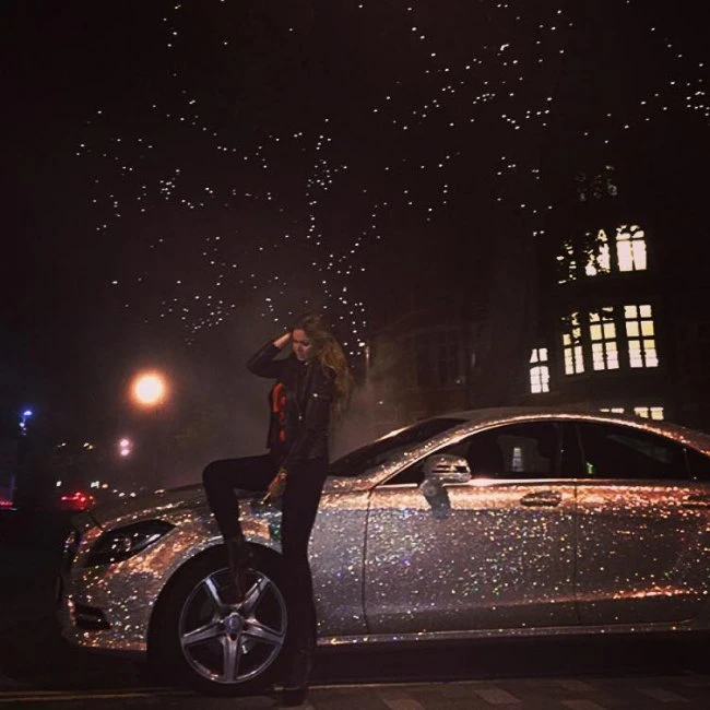 Молдавская студентка продала Mercedes с миллионом страз Swarovski ради бездомных животных