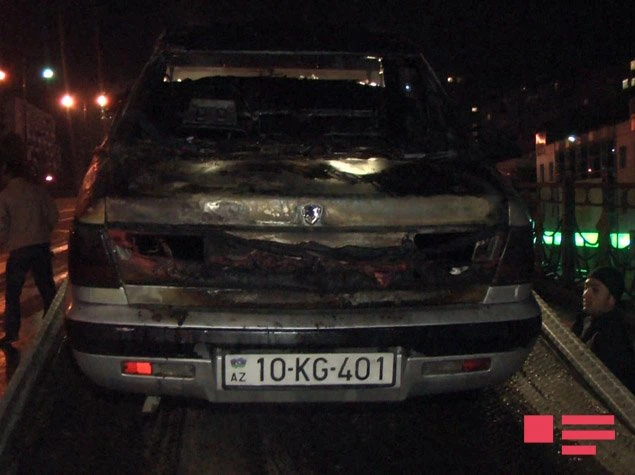В Баку сгорел автомобиль, водитель сбежал