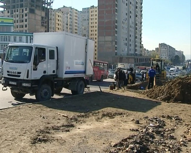 В Баку вновь просела дорога