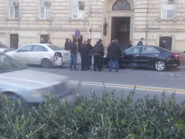 В Баку автобус врезался в автомобиль