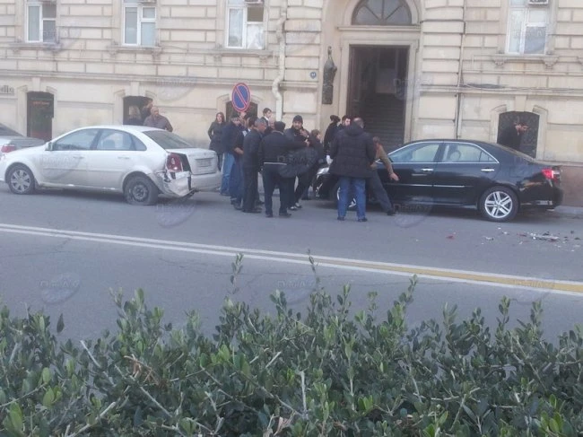 В Баку автобус врезался в автомобиль