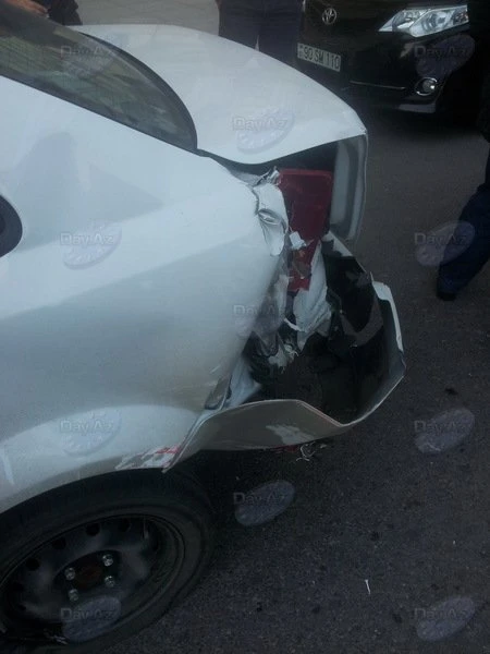 В Баку автобус врезался в автомобиль