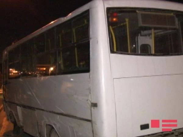 В Баку перевернулся автобус