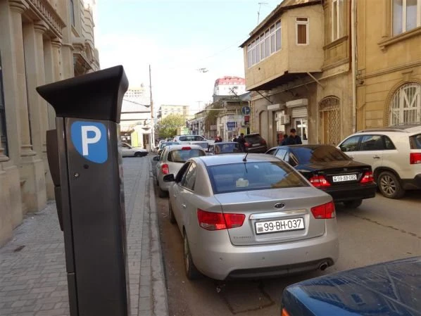 Парковка на одной из центральных улиц Баку стала платной